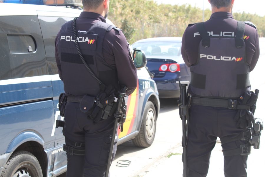 Detenido en Málaga un joven por difundir por whatsapp una foto íntima de un amigo sin su consentimiento - POLICIA NACIONAL AGENTES Detenido en Málaga un joven por difundir por whatsapp una foto íntima de un amigo sin su consentimiento - POLICIA NACIONAL AGENTES