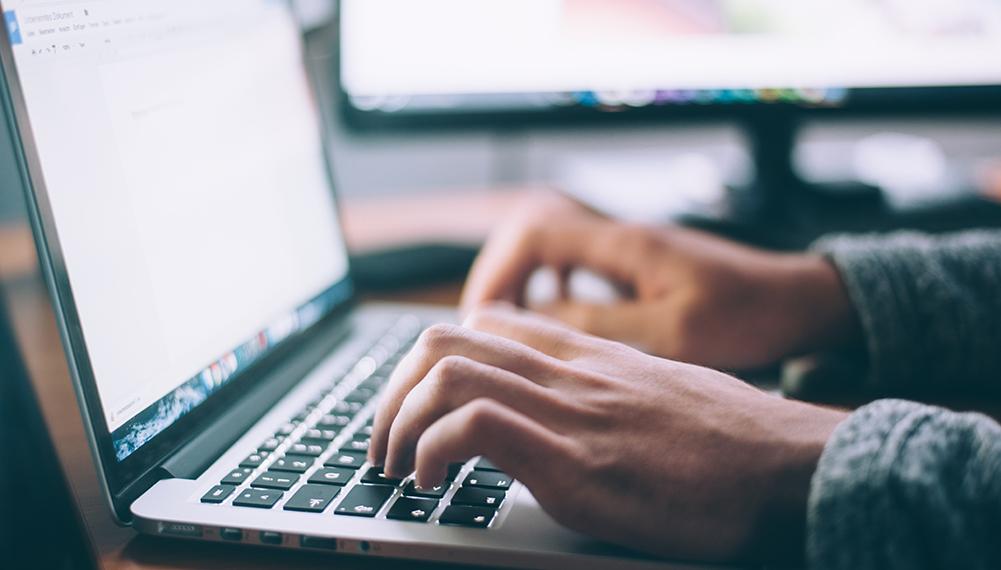 Nueva edición de cursos online gratuitos de la Junta de Andalucía - hombre programando en un ordenador Nueva edición de cursos online gratuitos de la Junta de Andalucía - hombre programando en un ordenador