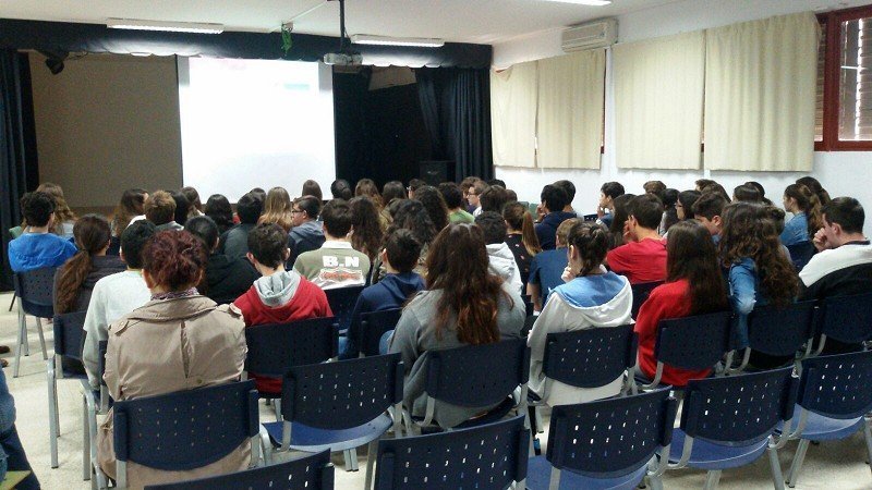 Profesores del IES Mar de Alborán de Estepona piden que se suspendan las clases por falta de seguridad anti-covid - arc 238019 g Alumnos durante una charla en el IES Mar de Alborán.