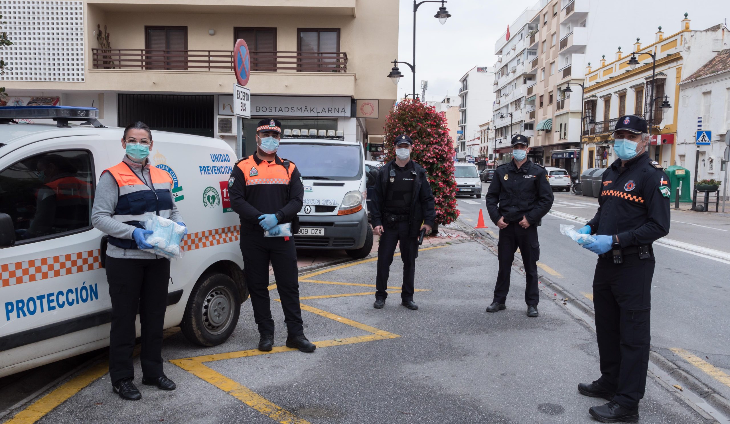 El Ayuntamiento de Estepona reparte mascarillas a los usuarios del transporte público - 1586770831521 PROTECCION CIVIL ENTREGA MASCARILLAS 13 04 20 3 scaled El Ayuntamiento de Estepona reparte mascarillas a los usuarios del transporte público - 1586770831521 PROTECCION CIVIL ENTREGA MASCARILLAS 13 04 20 3 scaled