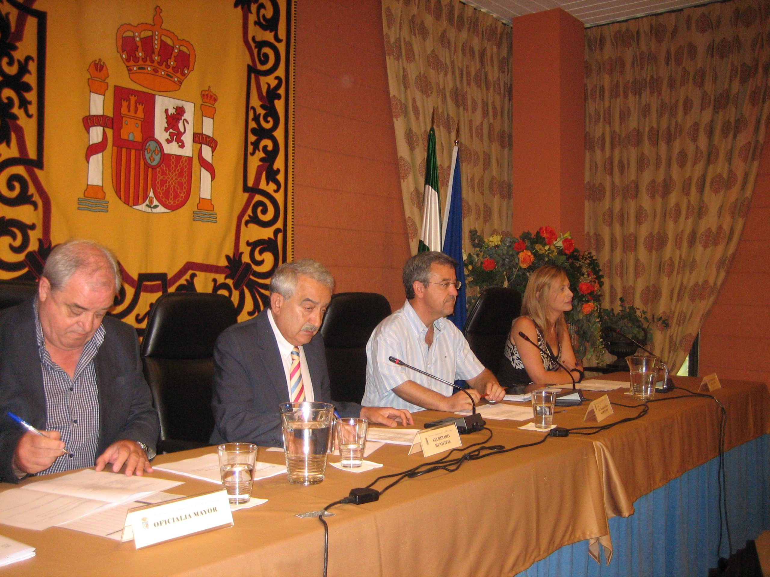 José Gustavo Rubio se jubila tras más de 20 años como secretario municipal - 17.6.11 Pleno Ayto Estepona scaled José Gustavo Rubio, en un pleno junto al alcalde.