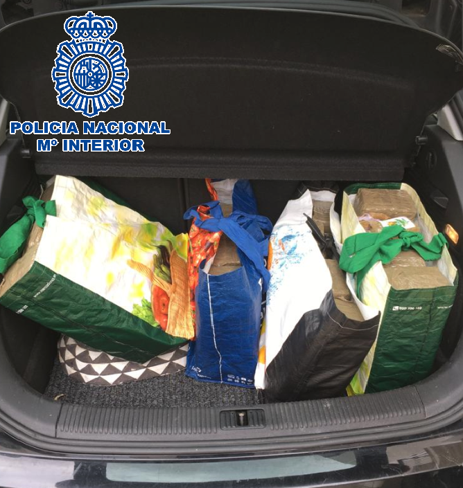 Detenido un conductor en Estepona por ocultar 47 kilos de hachís en el maletero - 20200424 GOR FOTO 47 kilos Detenido un conductor en Estepona por ocultar 47 kilos de hachís en el maletero - 20200424 GOR FOTO 47 kilos