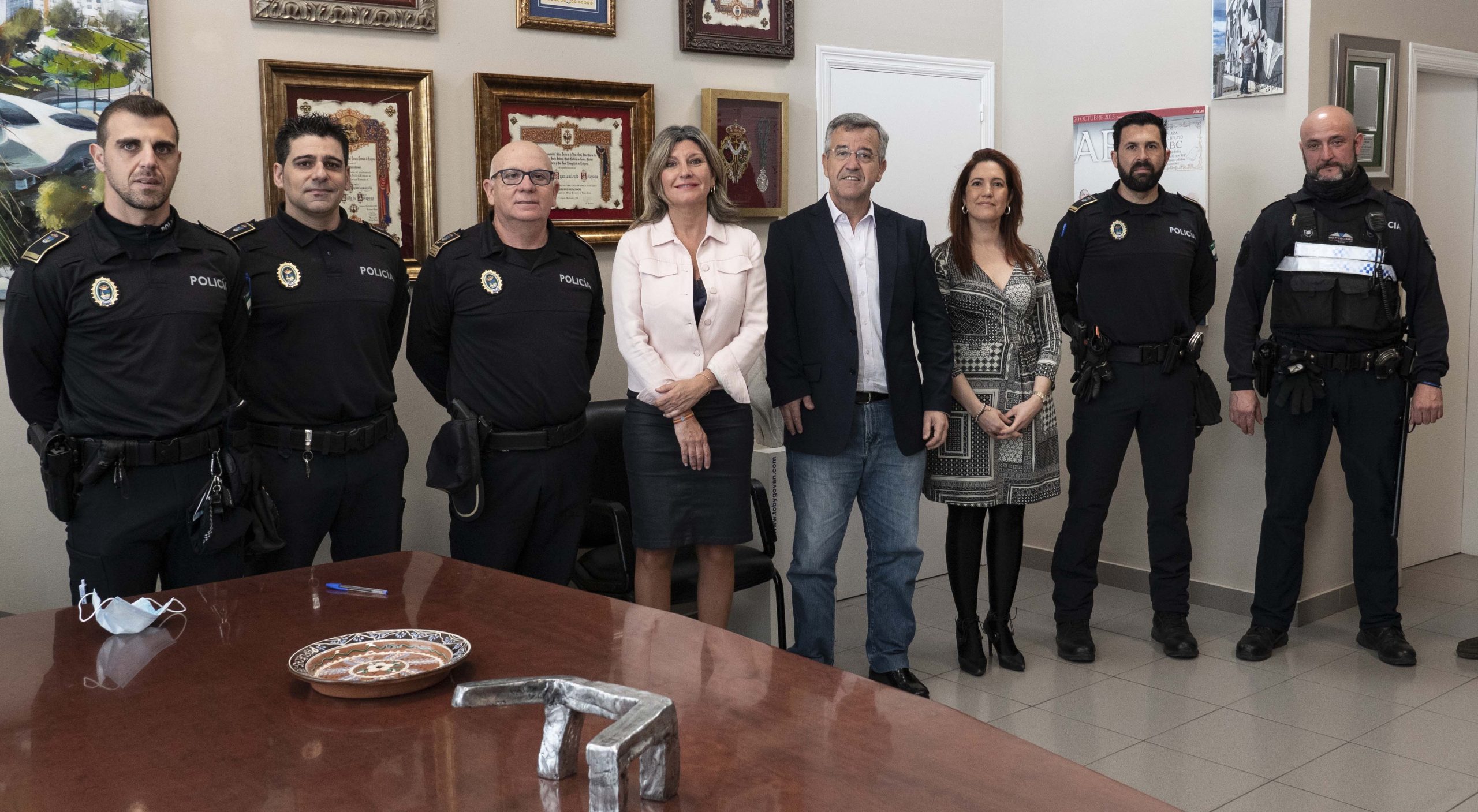 Toman posesión cuatro nuevos oficiales en la Policía Local de Estepona - OFICALES POLICIAS 28 04 20 1 scaled Los nuevos oficiales junto al alcalde, miembros de la Corporación y jefe de la Policía Local.