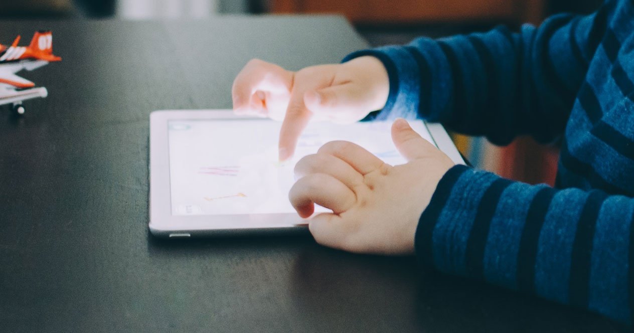Casares adquiere 21 tabletas digitales para permitir el acceso a la educación a todos los escolares - Usso tablet niño Casares adquiere 21 tabletas digitales para permitir el acceso a la educación a todos los escolares - Usso tablet niño