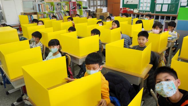 Mamparas y controles de entrada a la vuelta en las aulas en China - estudiantes en taiwan Mamparas y controles de entrada a la vuelta en las aulas en China - estudiantes en taiwan