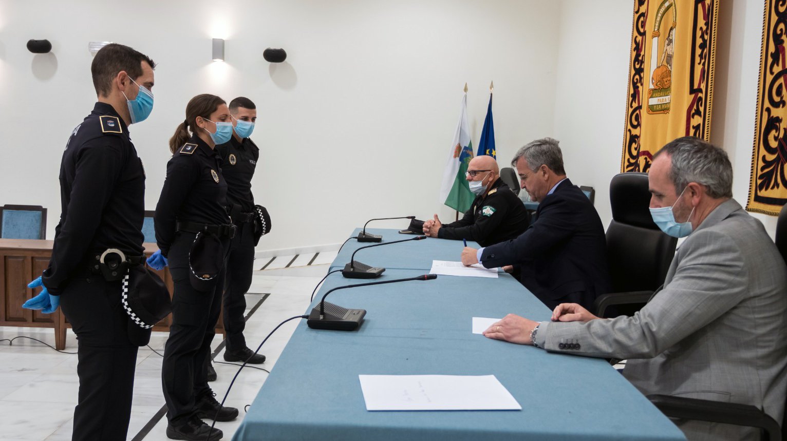 El Ayuntamiento incorpora a tres policías locales y tiene iniciado el proceso para otras 9 nuevas plazas - toma de posesión agentes