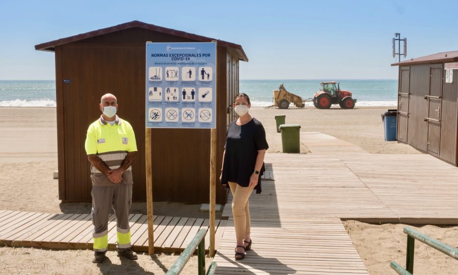 Las playas de Estepona, a punto para su apertura este lunes - FOTOS PLAYA CARTEL COVID 29 05 20 Susana Aragón, concejala de Playas, junto a los nuevos carteles informativos instalados con motivo del COVID-19.