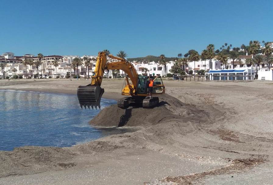 Marinas del Mediterráneo regenera la playa de El Castillo en Manilva con 6.000 metros cúbicos de arena - Trabajos de trasvase de arena Puerto Duquesa 1 Marinas del Mediterráneo regenera la playa de El Castillo en Manilva con 6.000 metros cúbicos de arena - Trabajos de trasvase de arena Puerto Duquesa 1