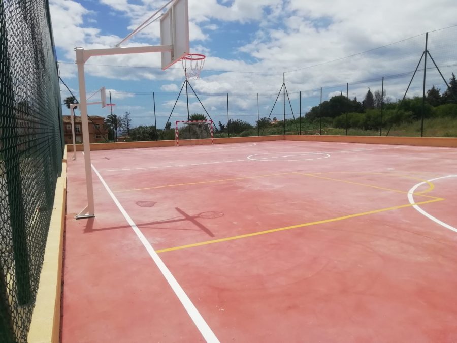 Estepona cuenta con una nueva pista polideportiva y se suma a la treintena de instalaciones deportivas gratuitas - pista galera Estepona cuenta con una nueva pista polideportiva y se suma a la treintena de instalaciones deportivas gratuitas - pista galera