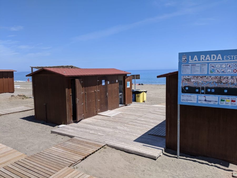 El PSOE de Estepona denuncia las "nulas" medidas de protección de las playas - Módulo de playa sin personal de limpieza