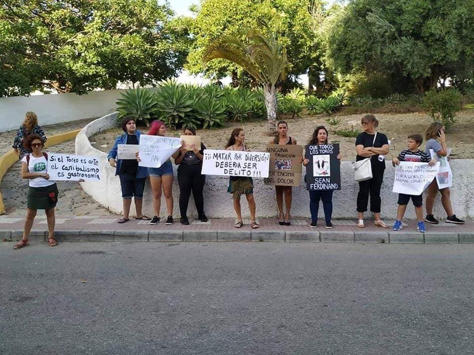 Polémica en Estepona por la corrida de toros que tendrá lugar el próximo 1 de agosto en la localidad - 106487365 10216708669379272 6907857374747403373 n Manifestación en las puertas de la Plaza de Toros justo antes del comienzo de una corrida de toros en Estepona. Archivo