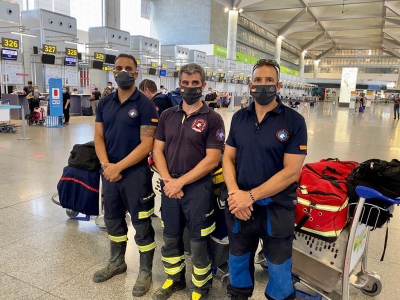 Bomberos del CPB Málaga, poco antes de volar a Beirut.