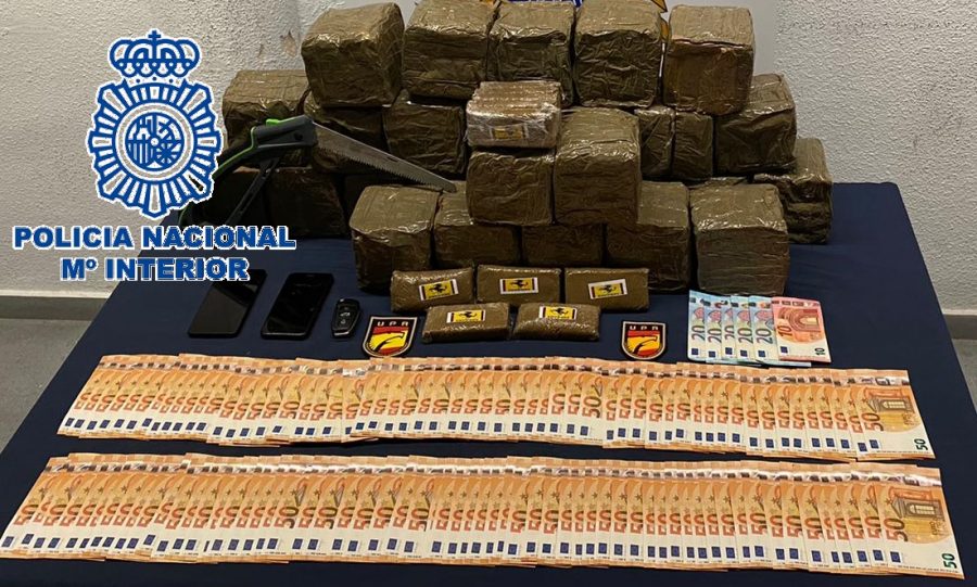 Intervenidos 31 kilos de hachís y 6.000 euros al conductor de un vehículo en un control en Marbella - 20200923 foto efectos Intervenidos 31 kilos de hachís y 6.000 euros al conductor de un vehículo en un control en Marbella - 20200923 foto efectos