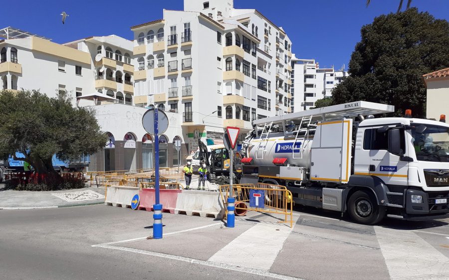 Invierten 215.000 euros en mejorar el saneamiento en varias calles de la ciudad - Foto vertido Eliminación de vertidos en el alcantarillado municipal.