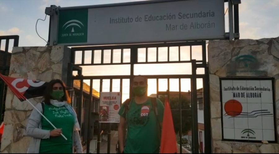 Profesores del IES Mar de Alborán se declaran en huelga ante la falta de seguridad frente a la pandemia - Huelga IES Mar de Alboran Jornada de huelga en el IES Mar de Alborán de Estepona.