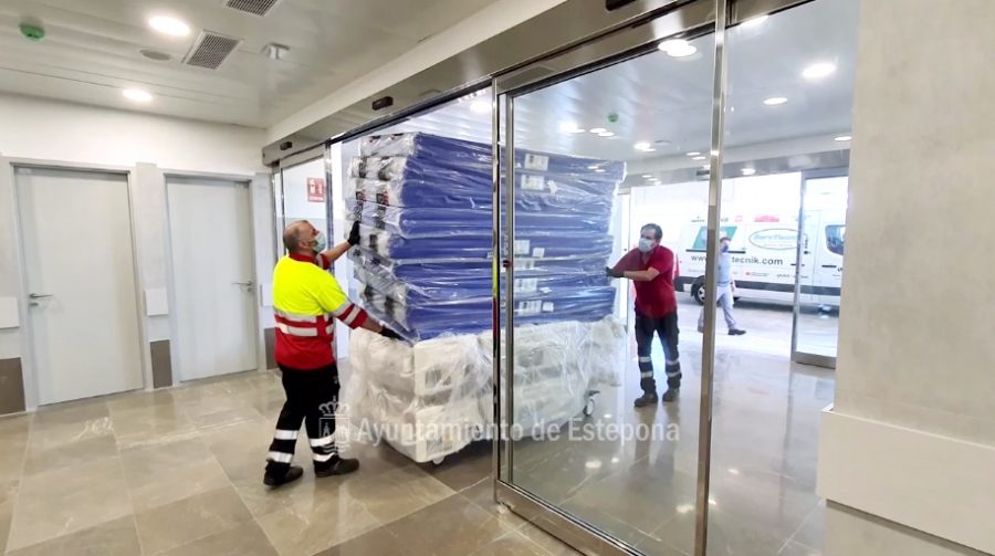 El Hospital de Estepona empieza a recibir los equipos técnicos y el mobiliario - Material Hospital 1 El equipamiento llegando al Hospital de Estepona.