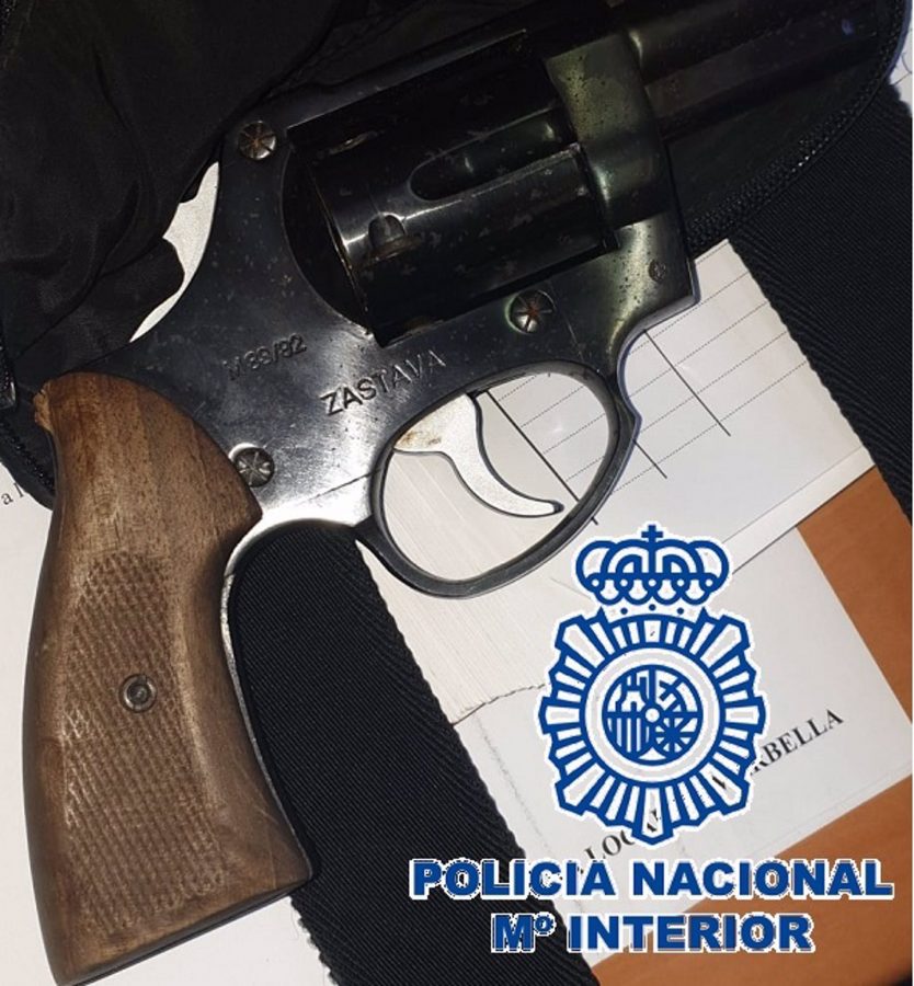 Detenidos dos británicos que iban armados, se saltaron un control y trataron de arrollar a los agentes - pistola Detenidos dos británicos que iban armados, se saltaron un control y trataron de arrollar a los agentes - pistola