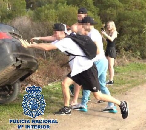 Detenido un 'instagramer' que se grababa conduciendo de forma temeraria para publicarlo en internet - 20201126 foto instagramer Una de las grabaciones, en las que el detenido arroja un coche a un río.