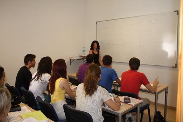 Los colegios y numerosos establecimientos seguirán abiertos pese al cierre total - academias Los colegios y numerosos establecimientos seguirán abiertos pese al cierre total - academias