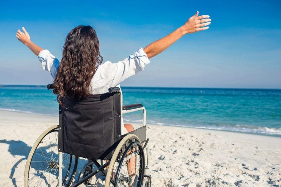 Manilva, destino turístico adaptado a las personas con movilidad reducida - playa accesible tododisca 1024x683 1
