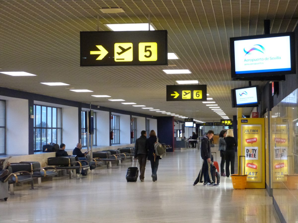 Juanma Moreno pide al Gobierno un mayor control en los aeropuertos ante la aparición de la variante británica - Seville airport departures Juanma Moreno pide al Gobierno un mayor control en los aeropuertos ante la aparición de la variante británica - Seville airport departures