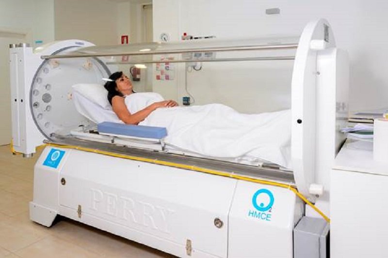 Científicos israelíes descubren una terapia hiperbárica que revierte el envejecimiento - image001 Cámara hiperbárica en la clínica HMCE Estepona.