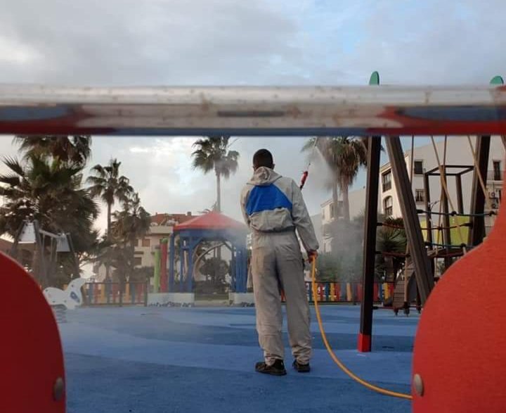 Manilva limpia y desinfecta los parques del municipio tras su apertura - limpiezaparques