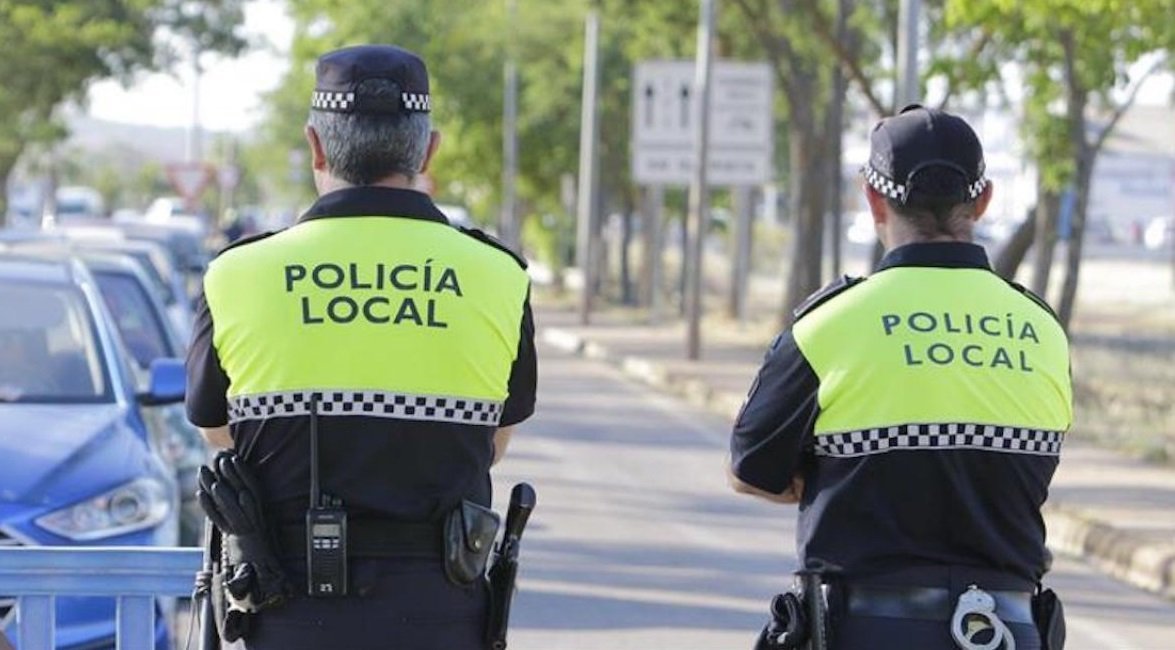 Un conductor ebrio choca su coche contra otros aparcados en una calle de Marbella - Policía Local