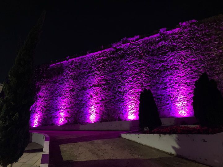 Estepona iluminará de color morado sus espacios públicos para comemorar el 8-M - monumentos purpura Estepona iluminará de color morado sus espacios públicos para comemorar el 8-M - monumentos purpura
