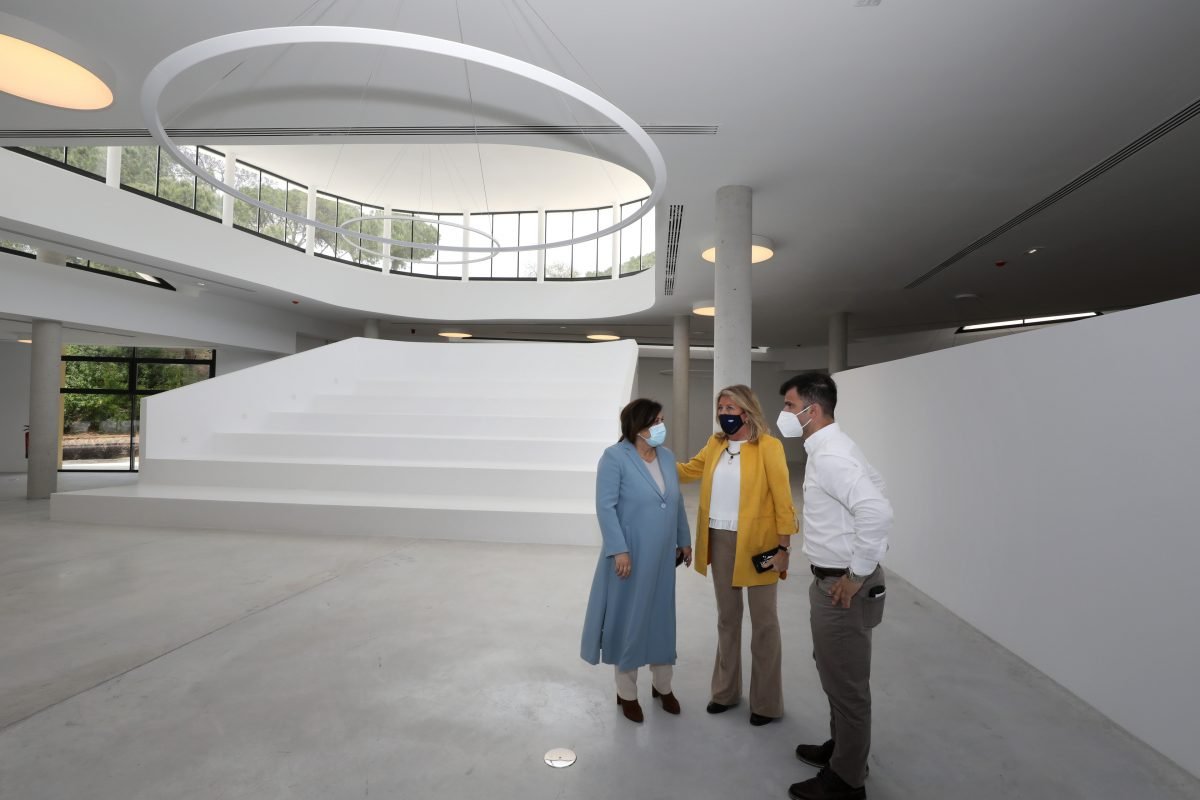 La biblioteca central de Marbella entrará en funcionamiento a final de año tras terminar la obra - 0H3A4886 Ángeles Muñoz junto al concejal de Obras, Diego López, y la directora general de Cultura de Marbella, Carmen Díaz, en la nueva biblioteca.