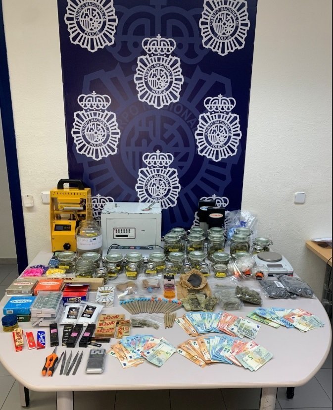 Desarticulado en Estepona un punto de venta y consumo de drogas que funcionaba como club cannábico - 20210423 Op. fumadero foto Desarticulado en Estepona un punto de venta y consumo de drogas que funcionaba como club cannábico - 20210423 Op. fumadero foto