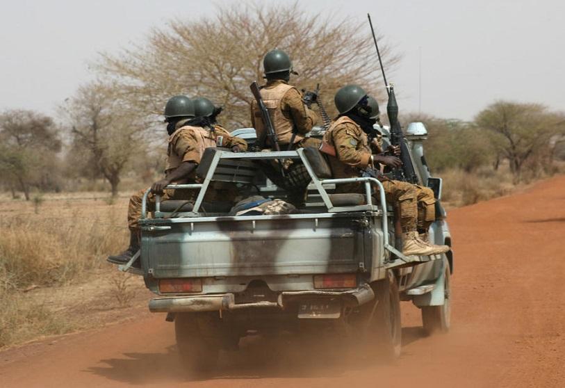 Asesinados los dos periodistas españoles que fueron secuestrados en Burkina Faso - Atalayar Atentados en Burkina Faso Imagen de archivo de soldados del Ejército de Burkina Faso en la carretera de Gorgadji. / REUTERS