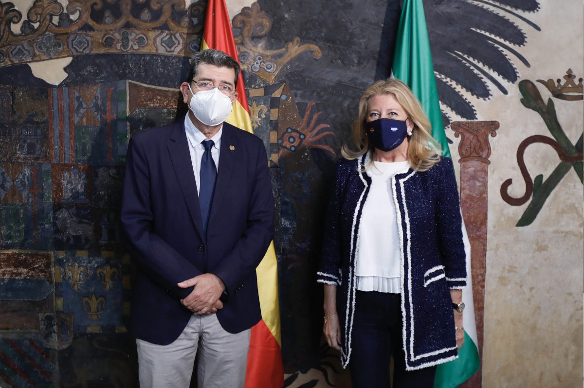 Marbella y UMA, unidos para reforzar la posición de la ciudad como referente turístico de calidad - Captura de pantalla 2021 04 23 a las 19.47.06 La alcaldesa, Ángeles Muñoz, y el decano de la Facultad del ramo, Antonio Guevara.