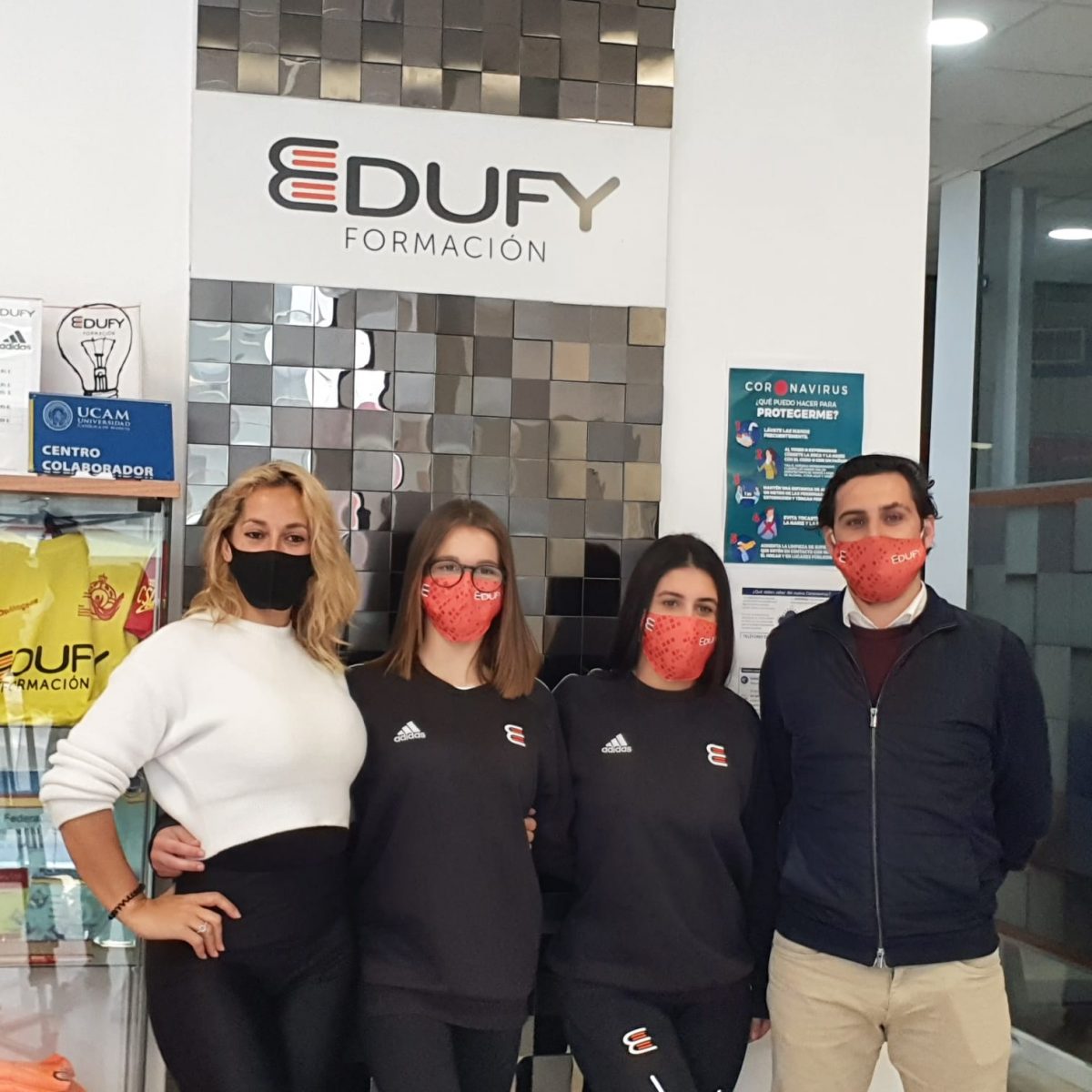 Pole Dance y Edufy, unidos para fomentar el deporte y los estudios en Estepona - WhatsApp Image 2021 04 26 at 20.28.59 Lucía Marrero y Alejandra Galán junto a su entrenadora y al director de Edufy. / D. MACÍAS