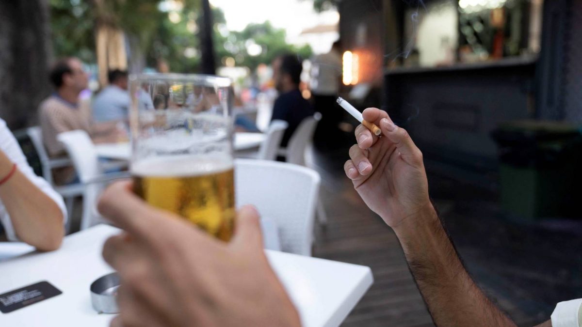 Prohibido fumar en terrazas, playas y piscinas: así será la nueva ley del tabaco - fumar terrazas 2 Prohibido fumar en terrazas, playas y piscinas: así será la nueva ley del tabaco - fumar terrazas 2