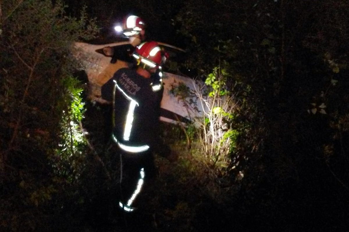 Rescatada una conductora esta madrugada que se salió de la carretera de La Mairena - rescate Rescate en la carretera de La Mairena.