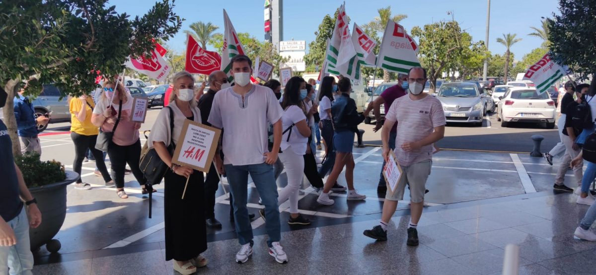 Manifestación de los trabajadores de H&M a las puertas de La Cañada, en Marbella.