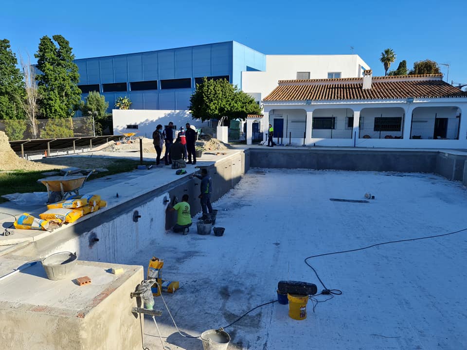 La piscina municipal de Manilva avanza a buen ritmo - 185026876 2788804474766360 4884081937848411480 n Obras de la piscina municipal de Manilva.