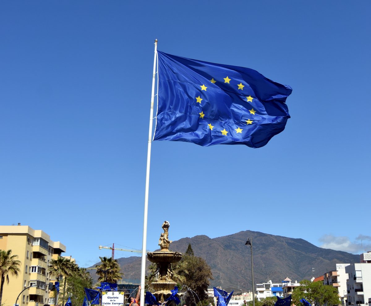 Los institutos de Estepona acogerán ponencias con motivo del Día de Europa - DSC 1223 Bandera en la rotonda de Europa, en Estepona.