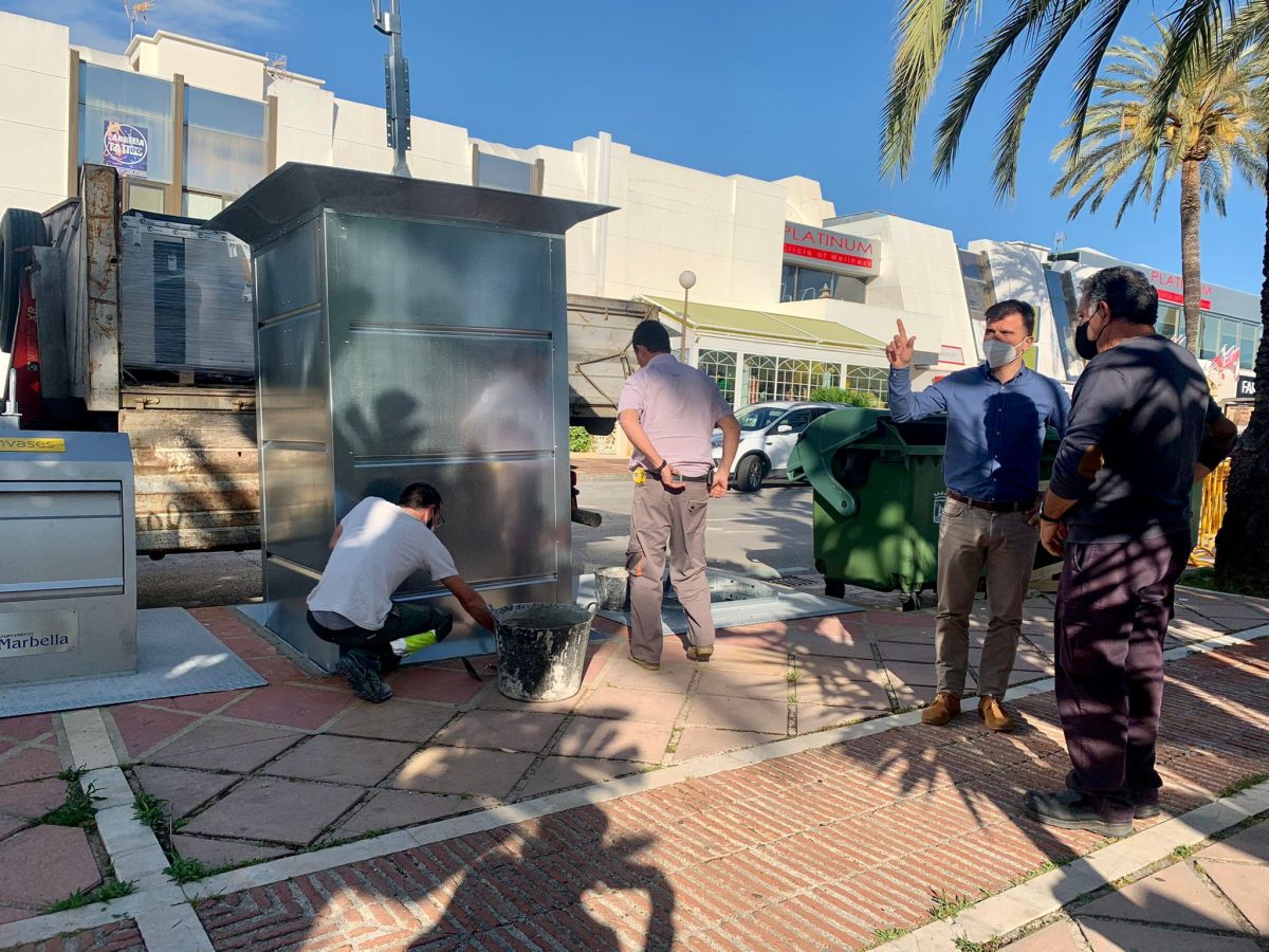 Instalación de las islas ecológicas en Marbella.