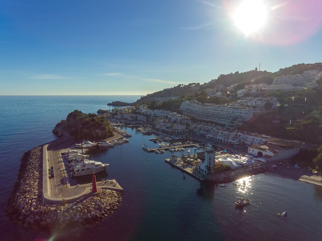 Almuñécar aprueba su hermanamiento con Estepona - Los tres puertos de GMM obtienen la Bandera Azul Almuñécar aprueba su hermanamiento con Estepona - Los tres puertos de GMM obtienen la Bandera Azul