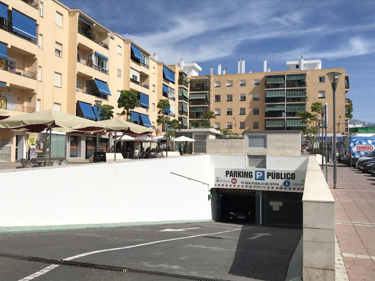 Parking Plaza Pueblo de Istán, en San Pedro Alcántara.
