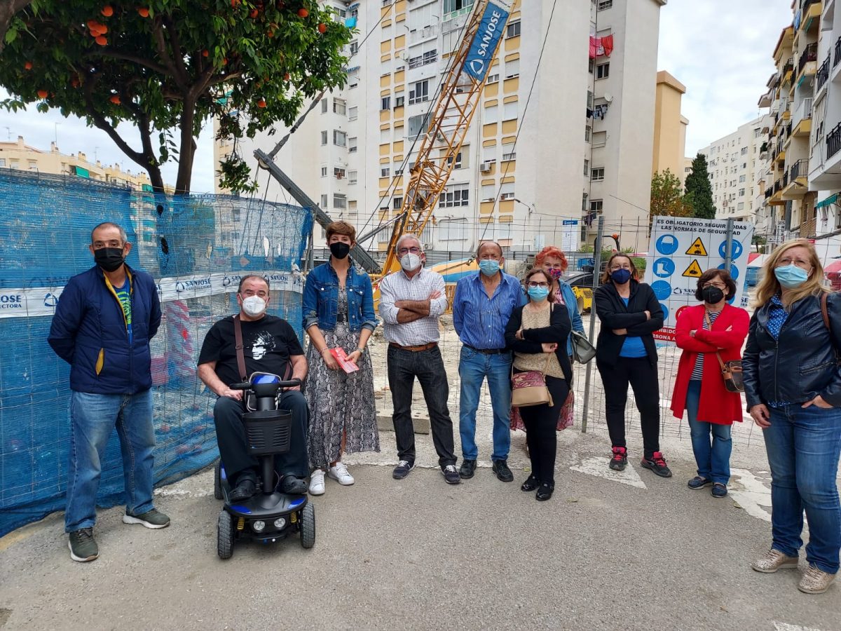 El PSOE de Estepona lanza una campaña para reclamar aparcamientos gratuitos - WhatsApp Image 2021 05 05 at 11.15.54 Emma Molina junto a los vecinos de la zona de la Plaza del Ajedrez.