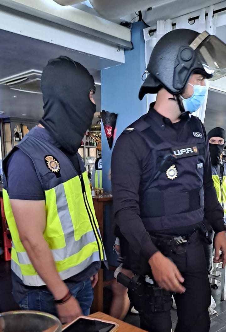 Redada el sábado en el Puerto Deportivo de Marbella: "No os mováis, quedaos en vuestro sitio" - WhatsApp Image 2021 05 12 at 17.36.01 Redada dentro de un local en Puerto Deportivo de Marbella.