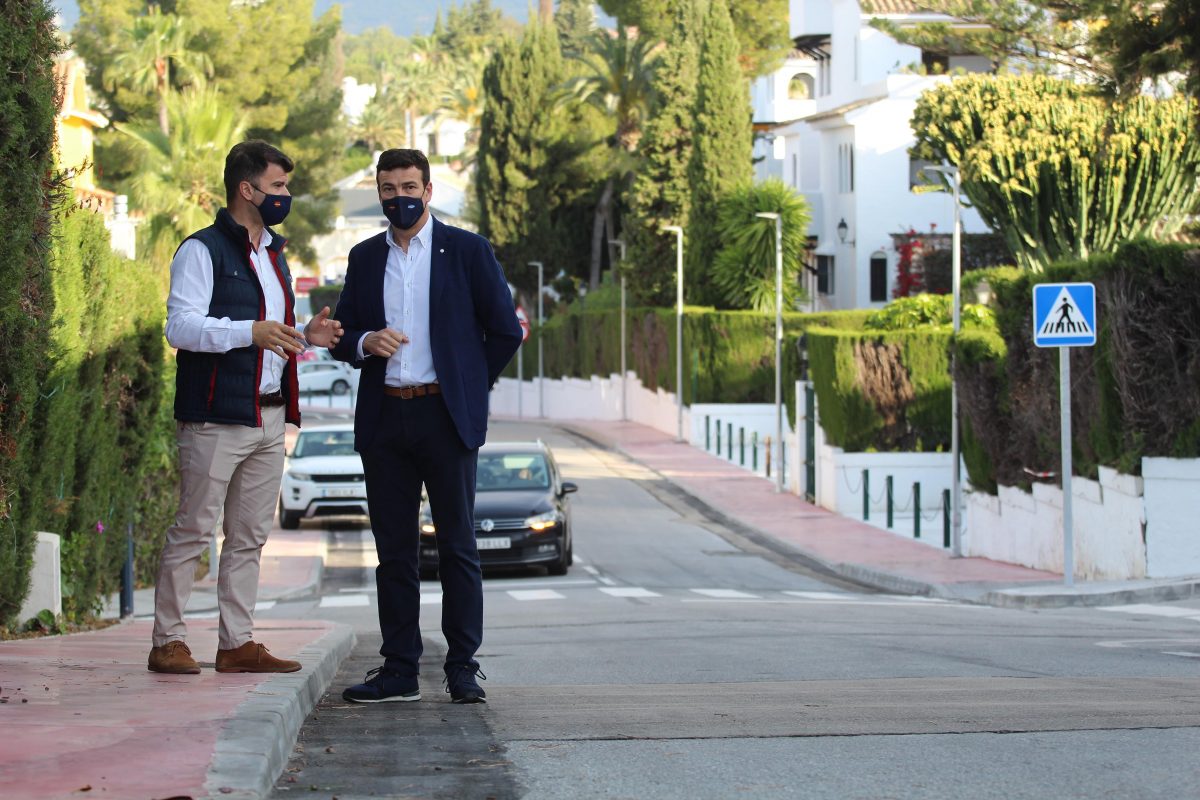 La calle Gardenias de Nueva Andalucía, con nueva iluminación y acerado - image00003 Diego López y Cristóbal Garre, en Nueva Andalucía.