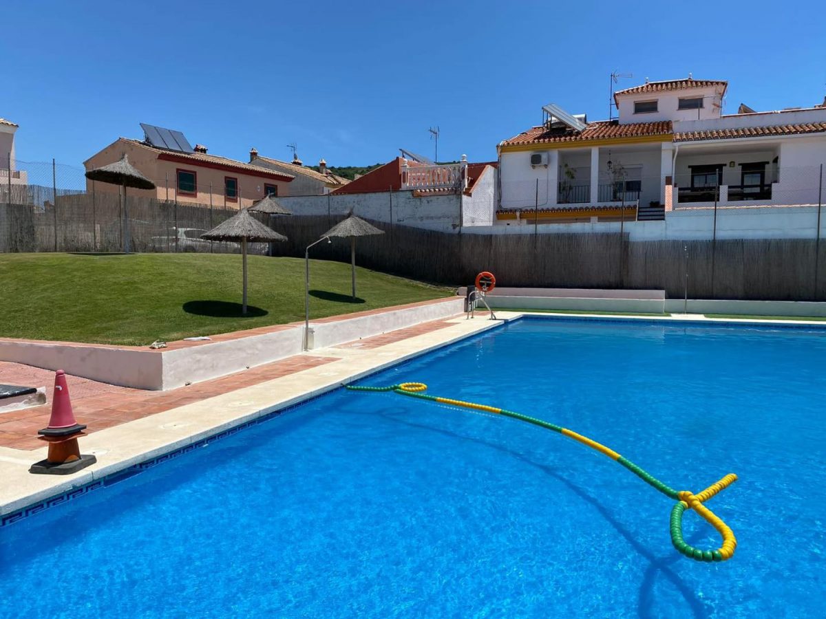 Casares busca seis socorristas para sus piscinas municipales este verano - 131640274 3020341081581479 7577050431393342257 n Piscina municipal de Casares