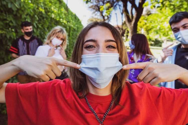 Una encuesta revela que la mayoría de los andaluces cree que la mascarilla debe seguir siendo obligatoria - 1595865090 269149 1595865593 miniatura normal 750x500 1 Jóvenes con mascarilla. Archivo