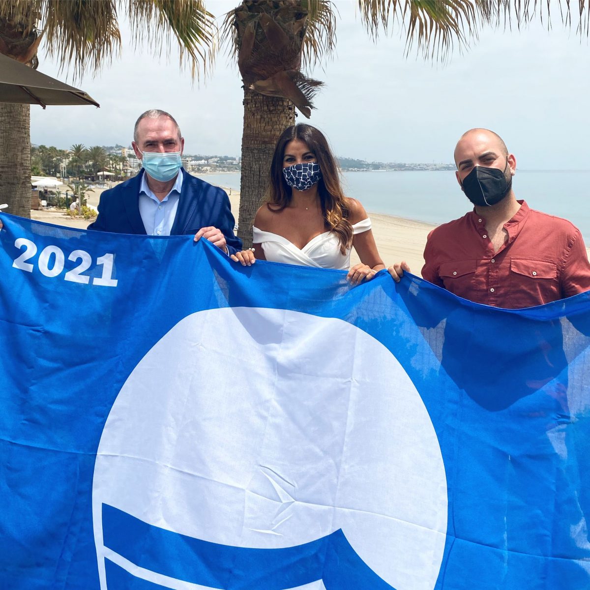 La Playa Ancha de Casares volverá a ondear la Bandera Azul este verano - 193361916 3010818792533708 6323125747860611887 n El Ayuntamiento de Casares recoge la Bandera Azul junto a la delegada territorial de Turismo.