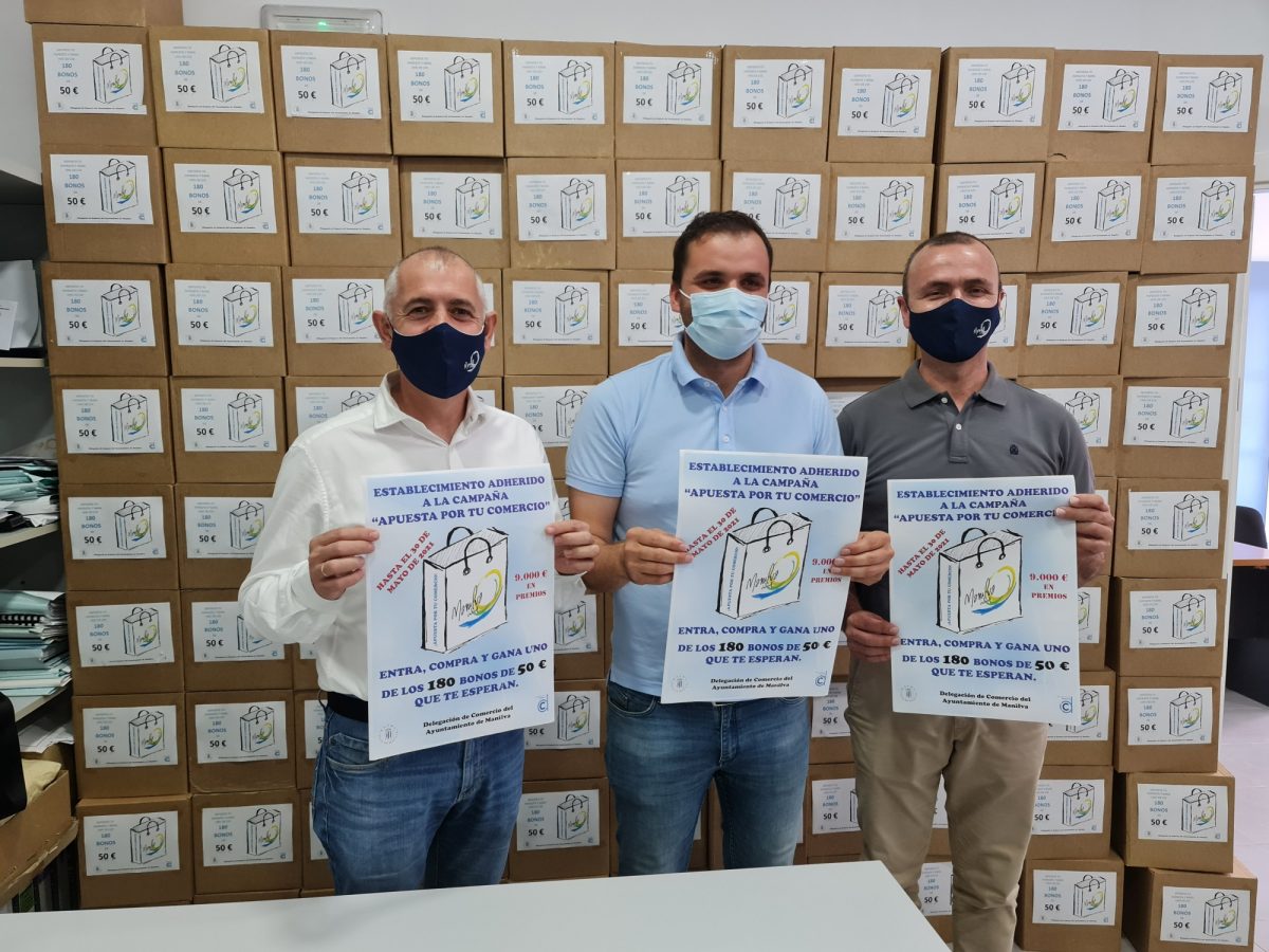 La campaña 'Apuesta por tu Comercio' en Manilva vuelve a ser todo un éxito - 194595923 2804890639824410 5162193385234552091 n Extracción de papeletas en 'Apuesta por tu Comercio', en Manilva.