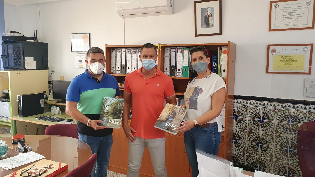 Los centros escolares y las bibliotecas de Manilva ya cuentan con ejemplares sobre la flora y la fauna local - 203589468 2819739455006195 7564293874162802229 n Manilva libros flora fauna medioambiente